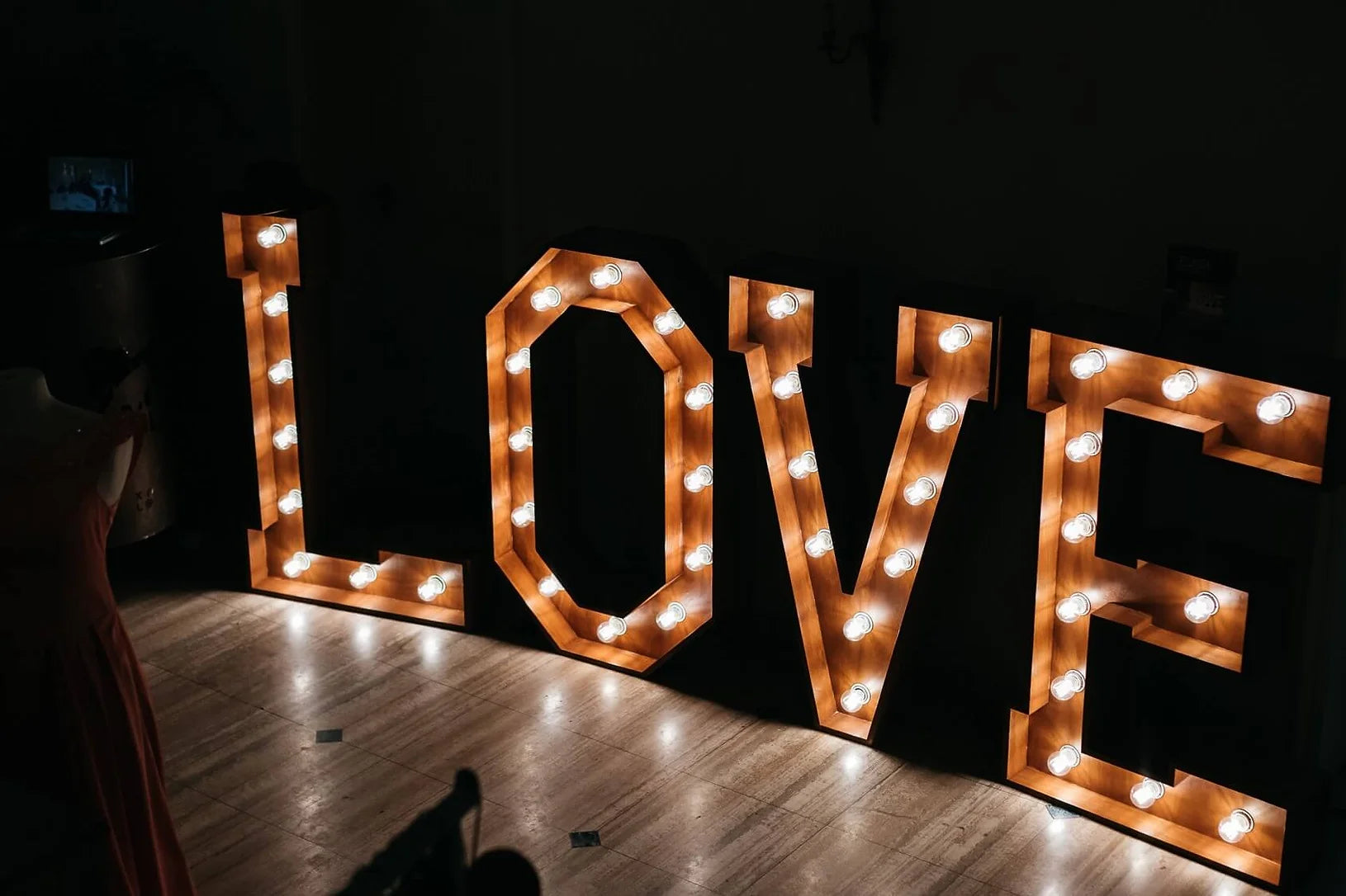 LOVE - LETTRE LUMINEUSE EN BOIS