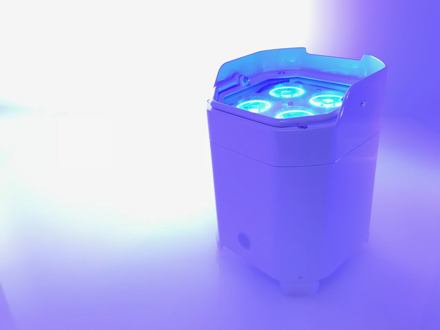 LED PROJECTOR - ON BATTERY