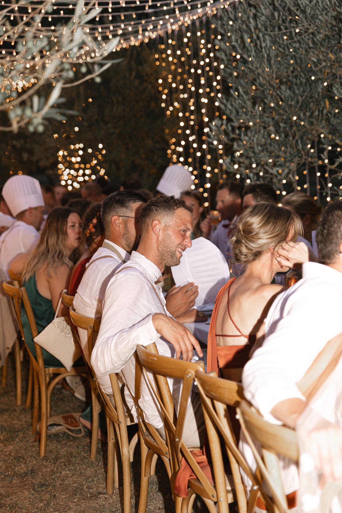 Dîner sous le couloir lumineux dans les oliviers, Domaine de Valbonne