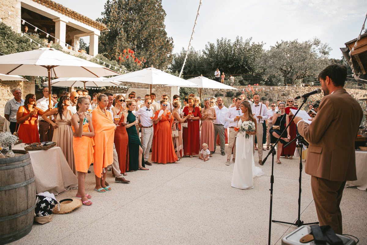 Cocktail dans la cour du Domaine de Valbonne, sous les parasols
