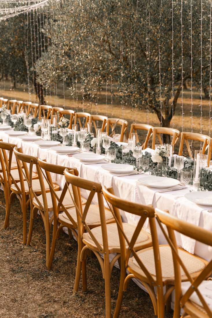 Table dressée dans les oliviers sous le couloir lumineux, Domaine de Valbonne
