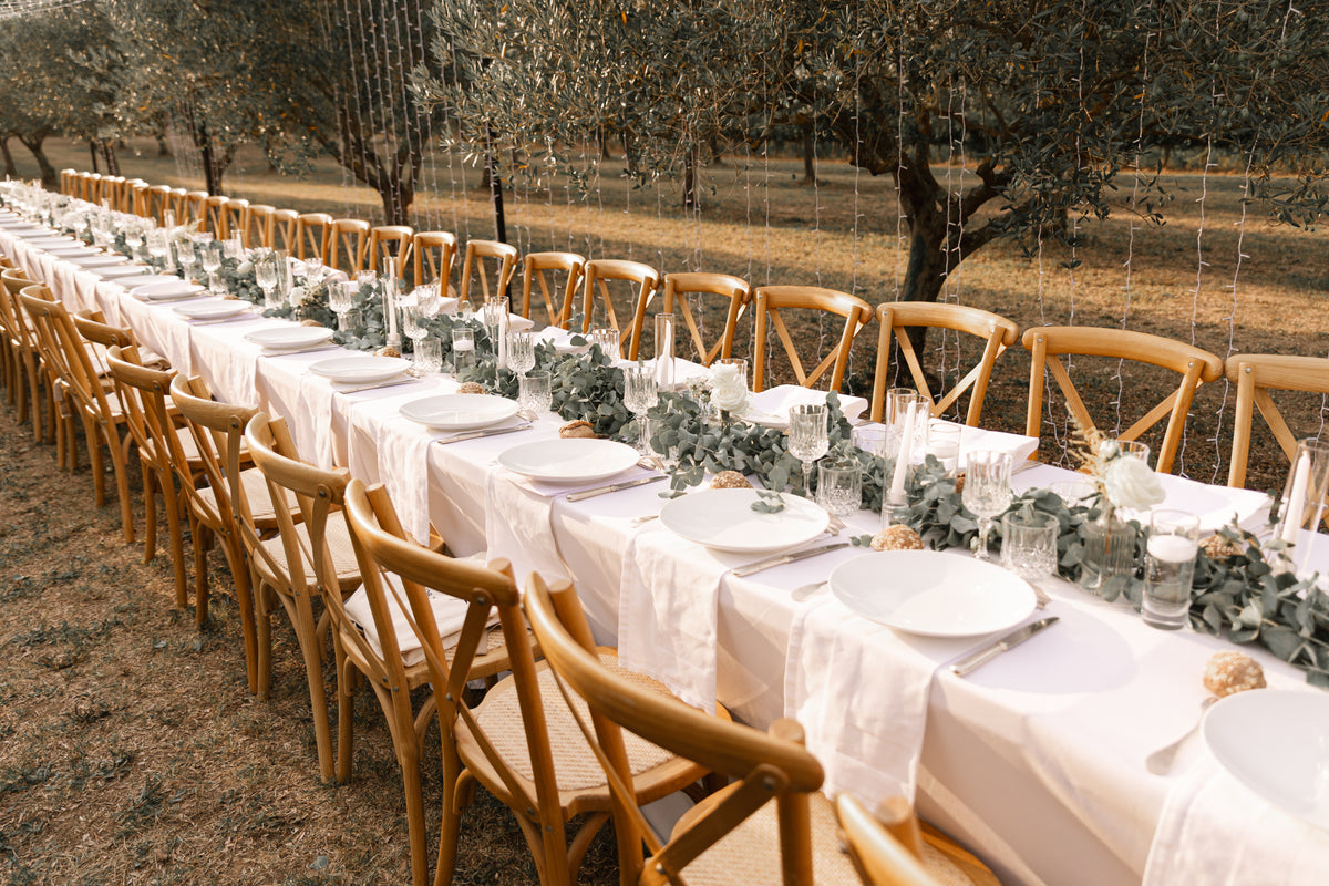 Table dressée dans les oliviers sous le couloir lumineux, Domaine de Valbonne