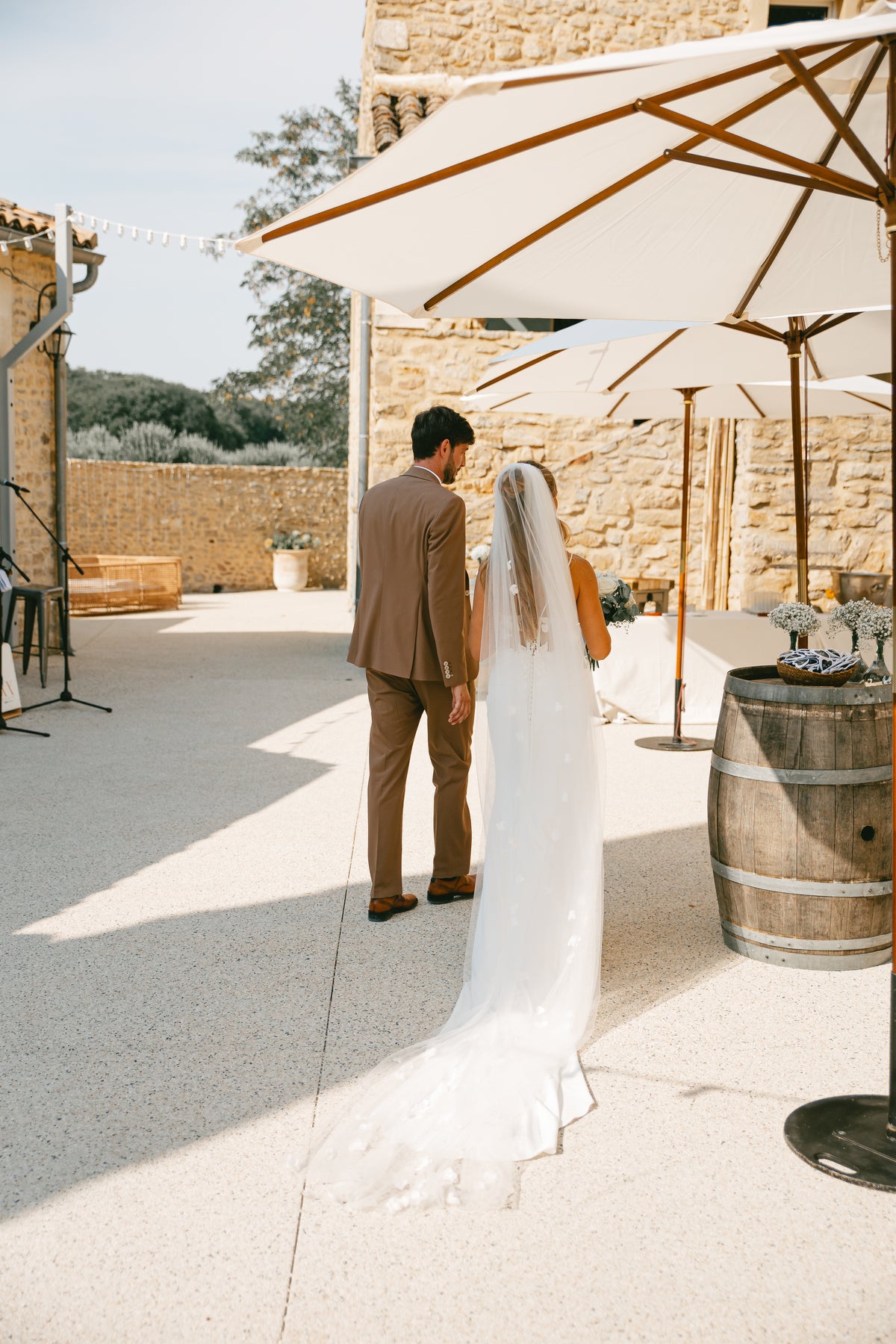 Cocktail dans la cour du Domaine de Valbonne, sous les parasols