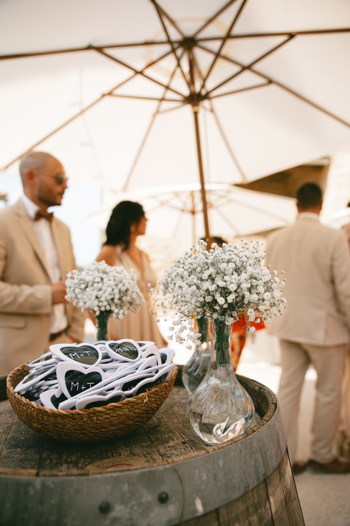 Cocktail dans la cour du Domaine de Valbonne, sous les parasols