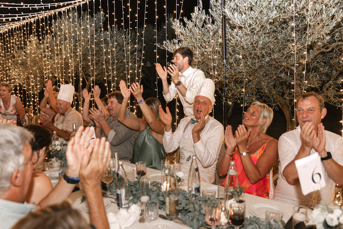 Dîner sous le couloir lumineux dans les oliviers, Domaine de Valbonne