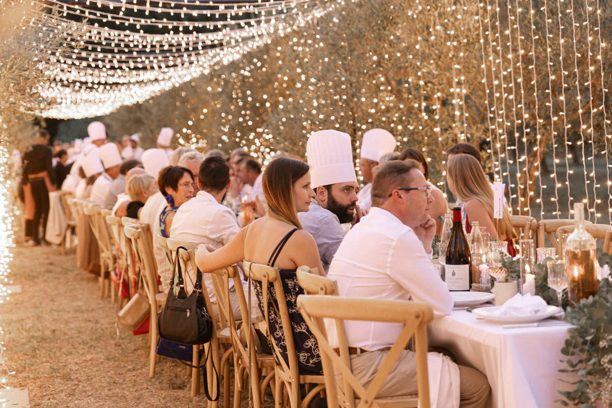 Dîner sous le couloir lumineux dans les oliviers, Domaine de Valbonne