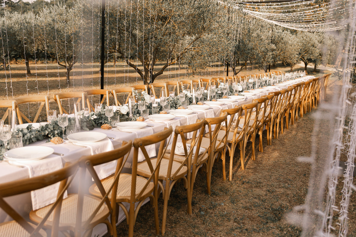 Table dressée dans les oliviers sous le couloir lumineux, Domaine de Valbonne