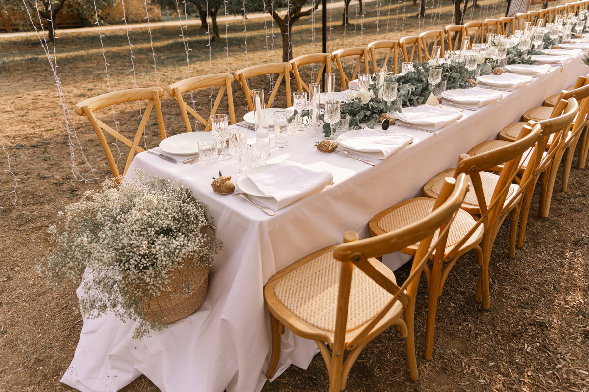 Table dressée dans les oliviers sous le couloir lumineux, Domaine de Valbonne
