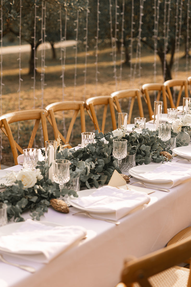 Table dressée dans les oliviers sous le couloir lumineux, Domaine de Valbonne