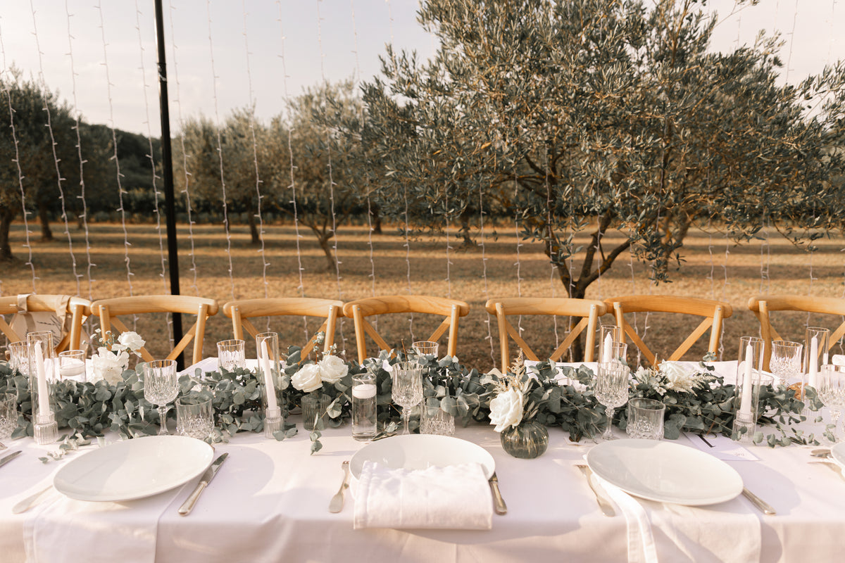 Table dressée dans les oliviers sous le couloir lumineux, Domaine de Valbonne