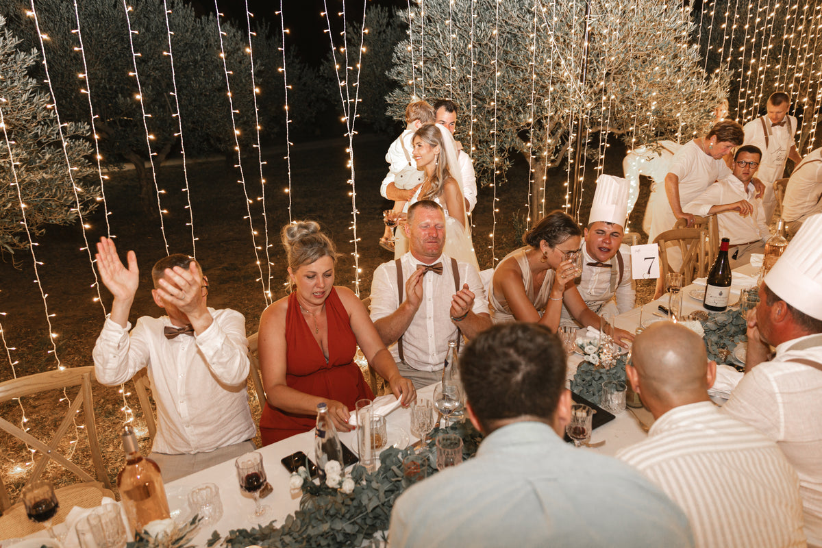Dîner sous le couloir lumineux dans les oliviers, Domaine de Valbonne